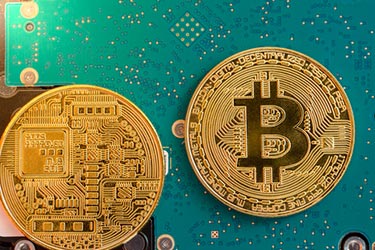 Bitcoin teknik - Två mynt med elektroder