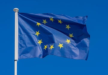 EU flaggan på blå himmel