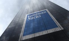 Goldman Sachs logo på en byggnad i New York