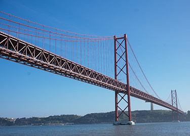 Röd bro som Golden Gate i Lissabon