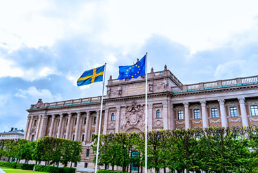 Svensk flagga över riksdagen