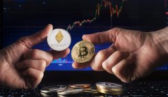 Bitcoin och Ethereum med graf i bakgrunden