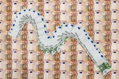 Eurosedlar som bildar ett mönster & en kurs nedåt