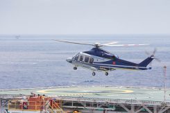 Helikopter lyfter från oljeplattform