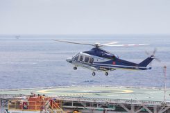 Helikopter lyfter från oljeplattform