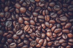 Kaffebönor i en korg