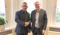 Mattias Kaneteg skakar hand med Christer Jacobsson