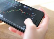 Mobil trading av kvinnlig valutahandlare