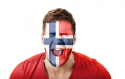 Norrman med flagga i ansiktet