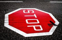 Stopp skylt på gatan